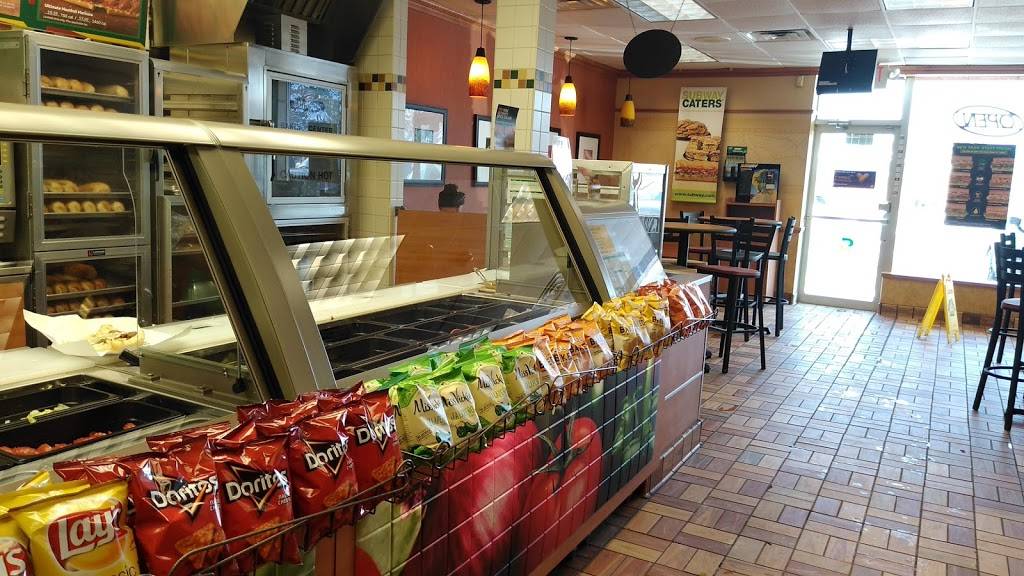 Subway Restaurants | restaurant | 1720 E Old Shakopee Rd, Bloomington, MN 55425, USA | 9528846645 OR +1 952-884-6645