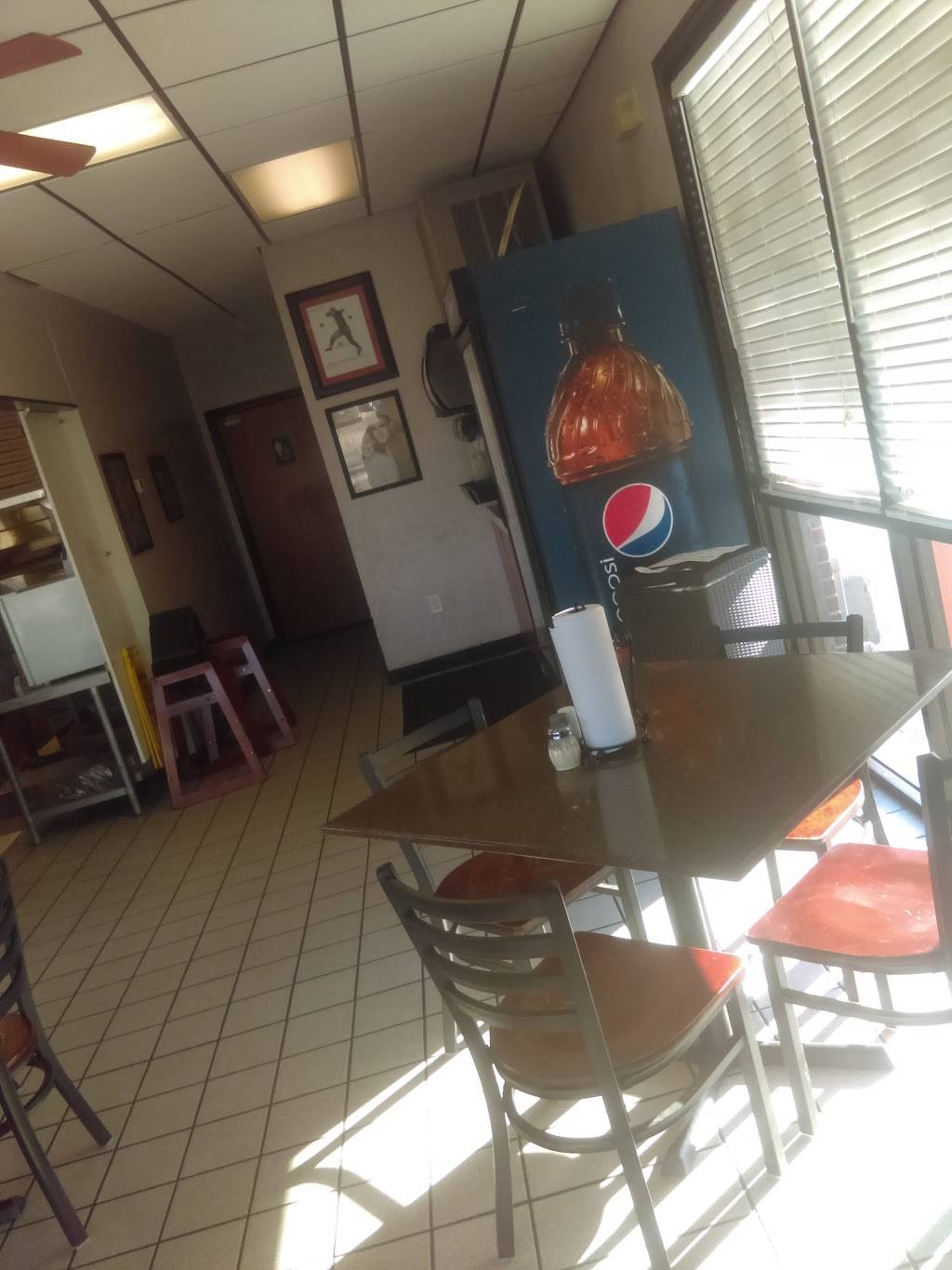 Knollas Pizza Cafe | restaurant | 7343 W Central Ave, Wichita, KS 67212, USA | 3167734496 OR +1 316-773-4496