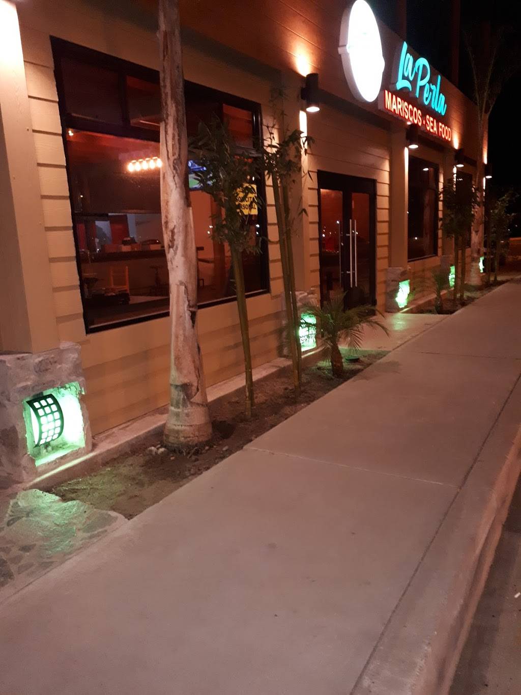 La Perla Mariscos | restaurant | Carretera Tijuana- Ensenada, Blvd. Benito Juárez No. 300, Parcelas, 22710 Rosarito, B.C., Mexico | 016611040023 OR +52 661 104 0023