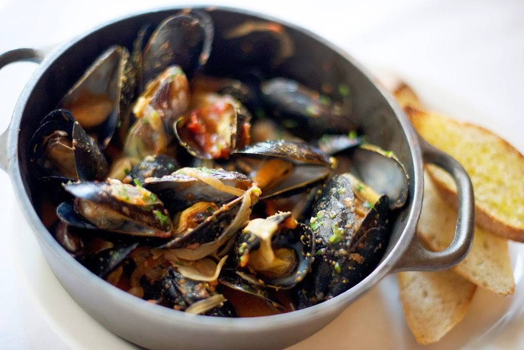 Luxbar | restaurant | 18 E Bellevue Pl, Chicago, IL 60611, USA | 3126423400 OR +1 312-642-3400