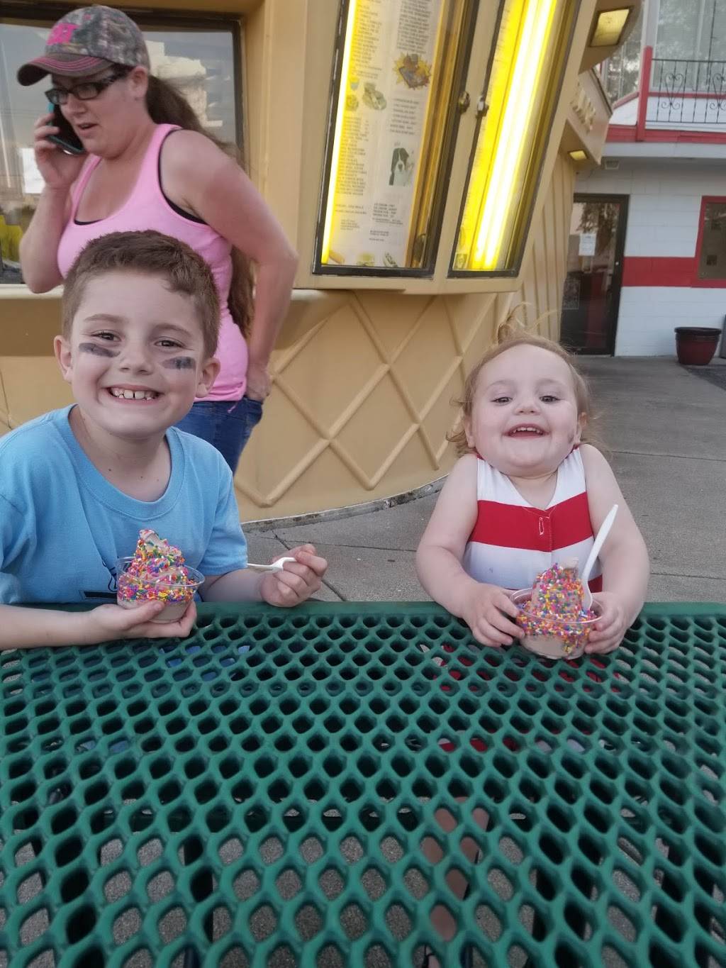 Twistee Treat | restaurant | 1207 E Washington St, East Peoria, IL 61611, USA | 3096992604 OR +1 309-699-2604