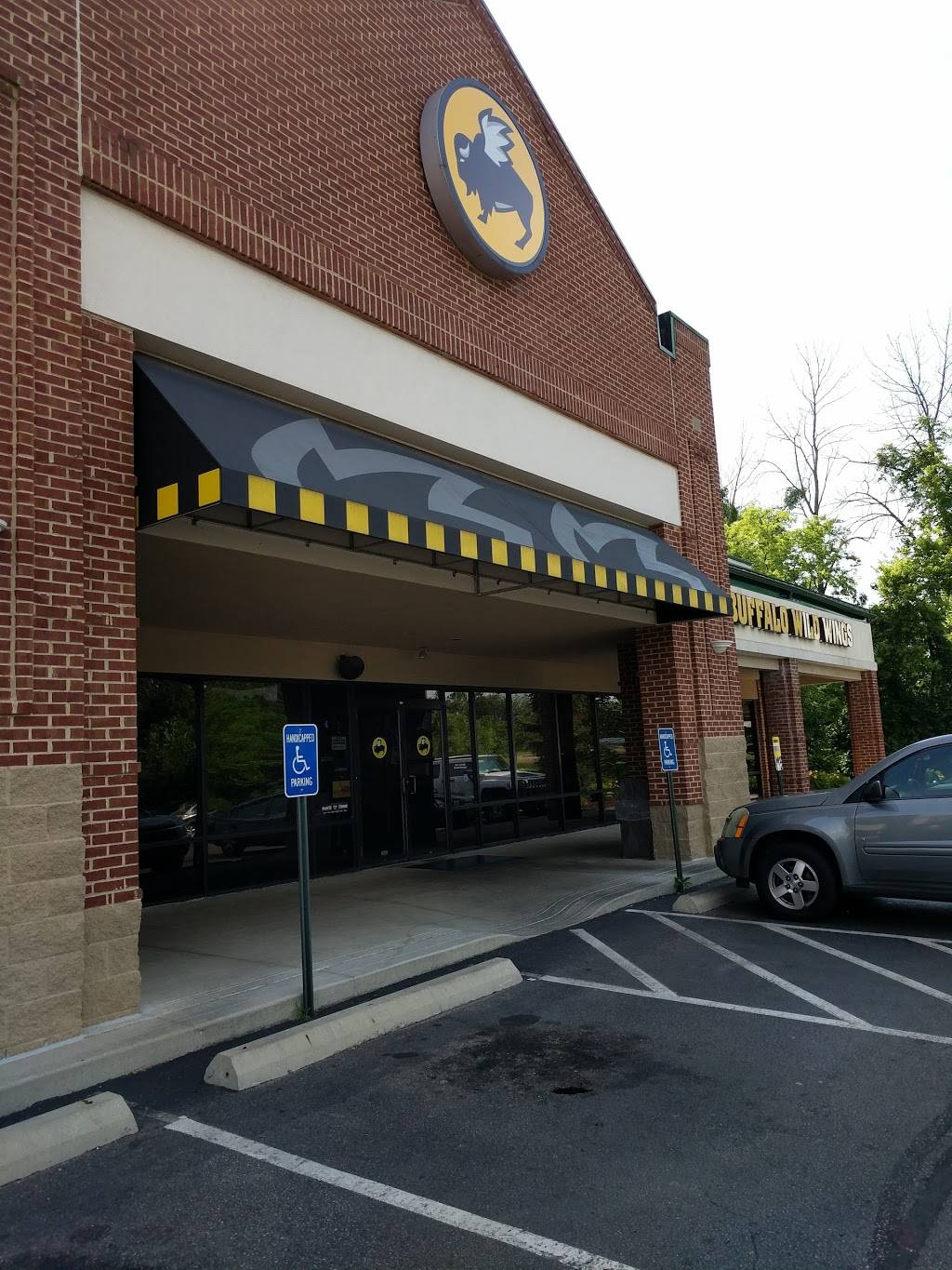 Buffalo Wild Wings | restaurant | 891 S Main St, Englewood, OH 45322, USA | 9378368555 OR +1 937-836-8555
