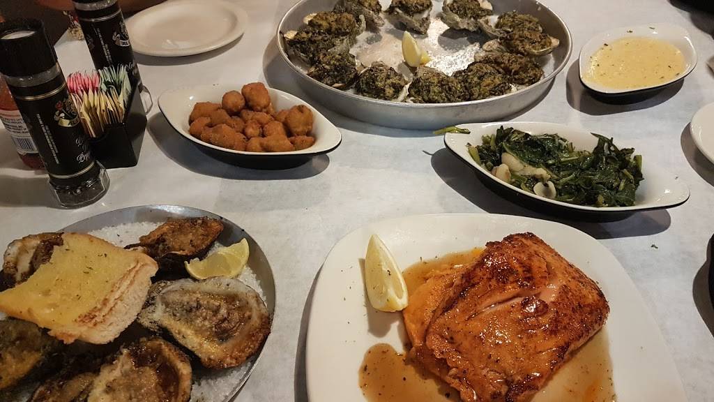 Half Shell Oyster House | restaurant | 2325 University Blvd, Tuscaloosa, AL 35401, USA | 2058607001 OR +1 205-860-7001