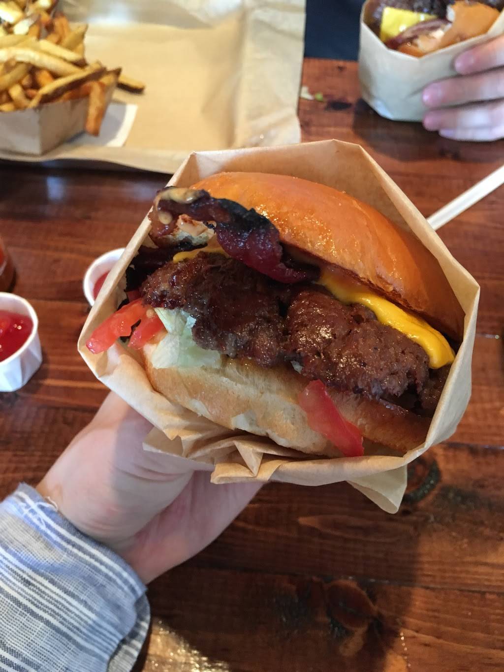 The Sear Shack Burgers and Fries | restaurant | 875 W Poplar Ave Suite 6, Collierville, TN 38017, USA | 9018614100 OR +1 901-861-4100