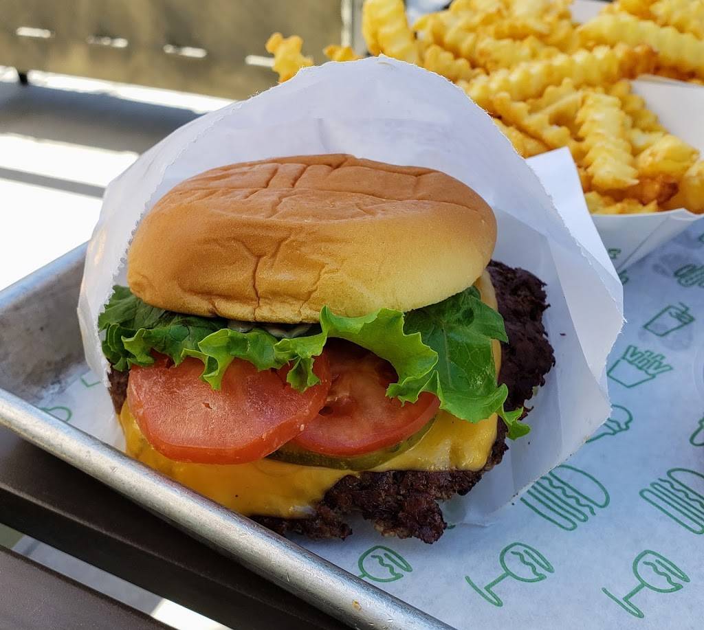 Shake Shack | restaurant | 675 Camino De La Reina, San Diego, CA 92108, USA | 6193911626 OR +1 619-391-1626