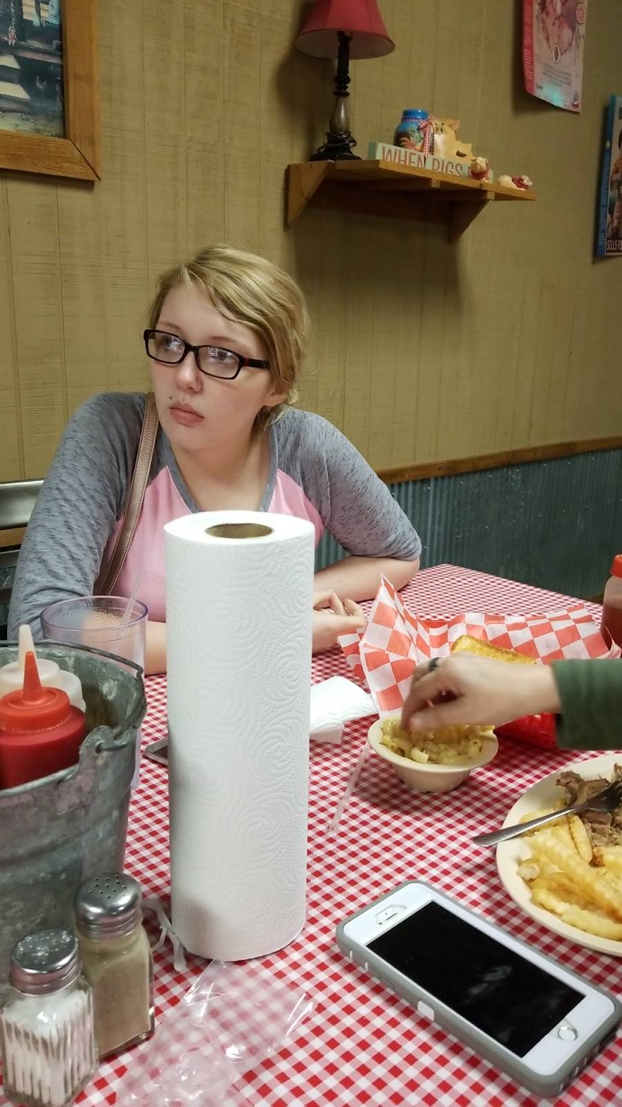 Pig-N-Out | restaurant | 225 Front St, Halls, TN 38040, USA | 7318365353 OR +1 731-836-5353