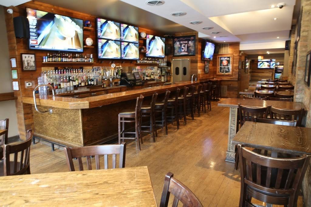 Stretch Bar & Grill | restaurant | 3485 N Clark St, Chicago, IL 60657, USA | 7737553980 OR +1 773-755-3980