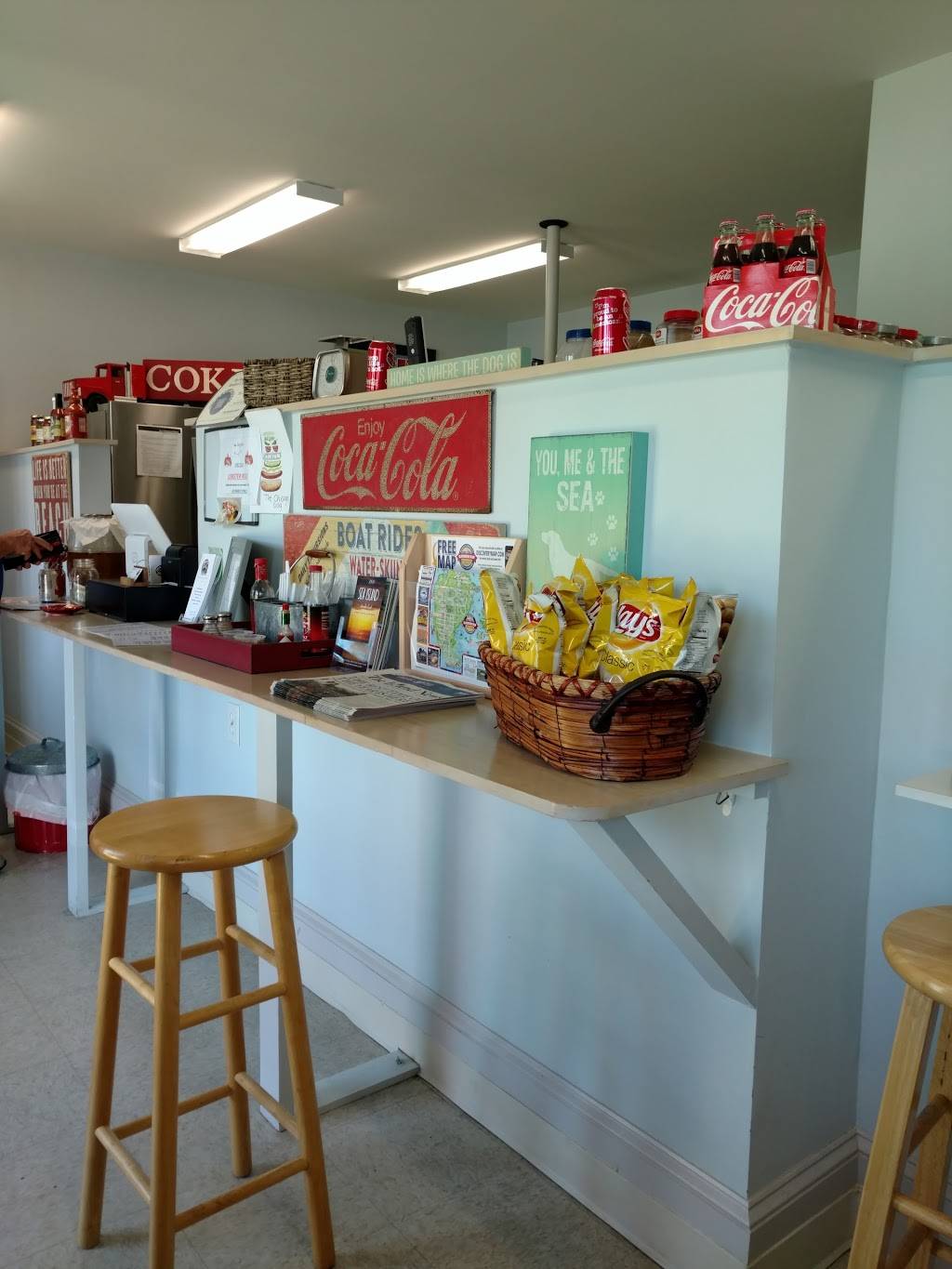 The Dog House Restaurant | restaurant | 381 Sea Island Pkwy, Beaufort, SC 29907, USA | 8437700013 OR +1 843-770-0013