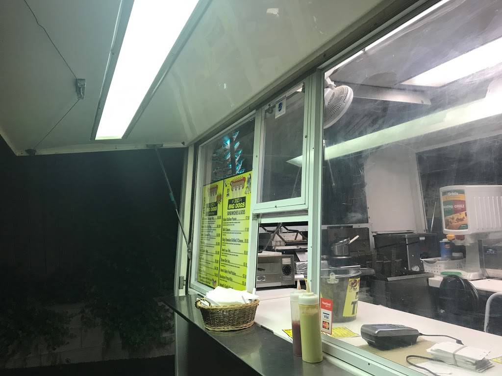 Joses Big Dogs | restaurant | 3028 N High St, Columbus, OH 43202, USA | 6142675515 OR +1 614-267-5515