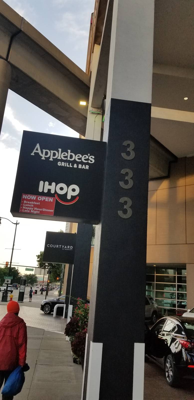 IHOP & Applebees | restaurant | 333 E Jefferson Ave, Detroit, MI 48226, USA | 3138795141 OR +1 313-879-5141