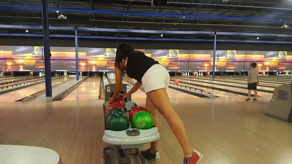 Stars and Strikes Family Entertainment Center | restaurant | 133 Merchants Square, Cumming, GA 30040, USA | 6789655707 OR +1 678-965-5707