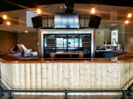 Crazy Beaver Grub & Pub | restaurant | 510 S Oak St, Chebanse, IL 60922, USA | 8156973239 OR +1 815-697-3239