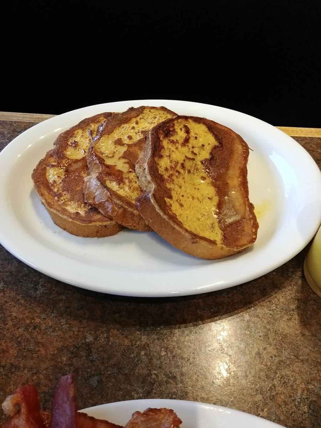 Jons Restaurant | restaurant | 130 Perth St, Brockville, ON K6V 5E3, Canada | 6133429521 OR +1 613-342-9521