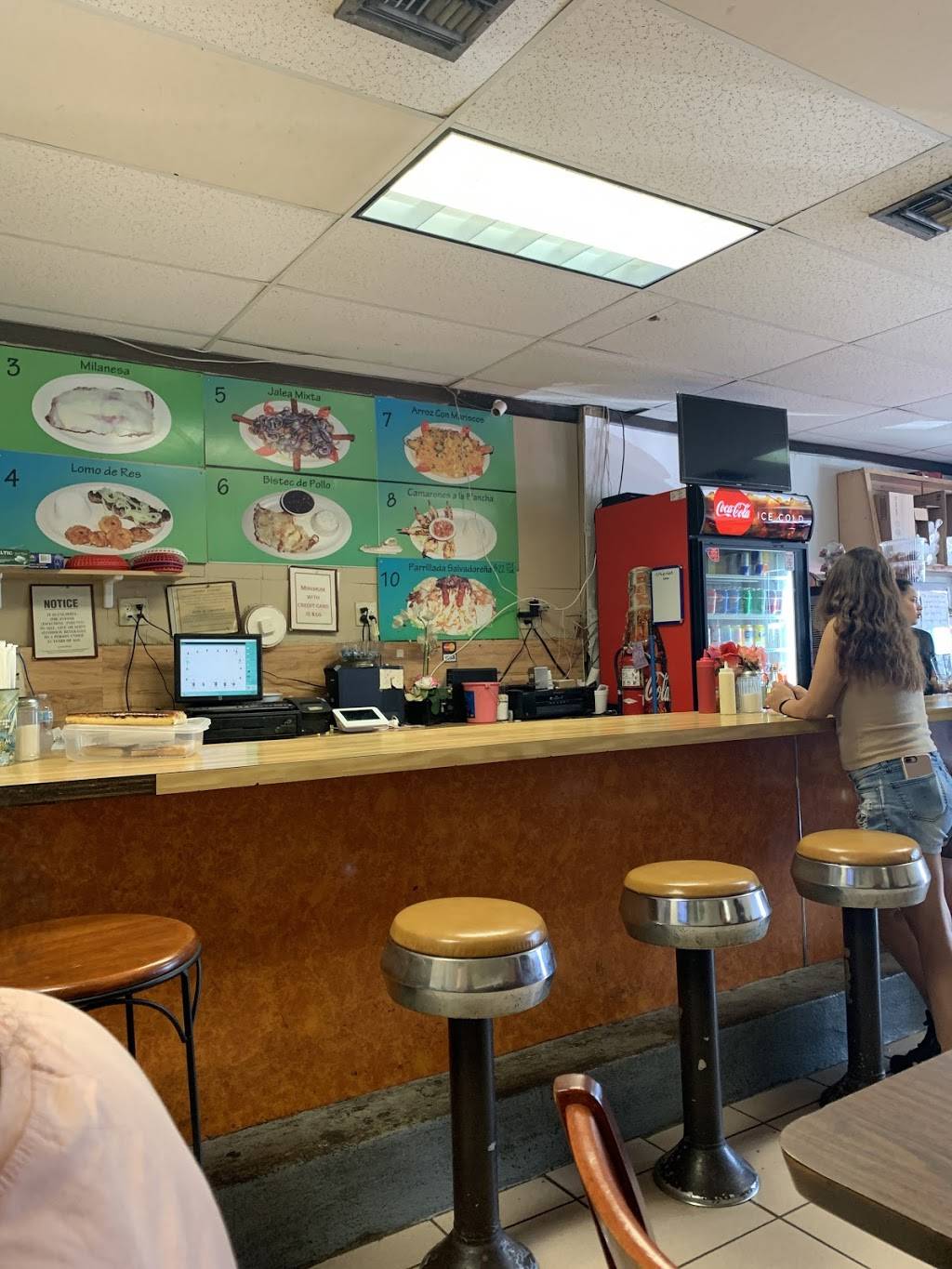 La Isla Cafeteria Salvadorena | restaurant | 2008 NW 20th St, Miami, FL 33142, USA | 7863177145 OR +1 786-317-7145