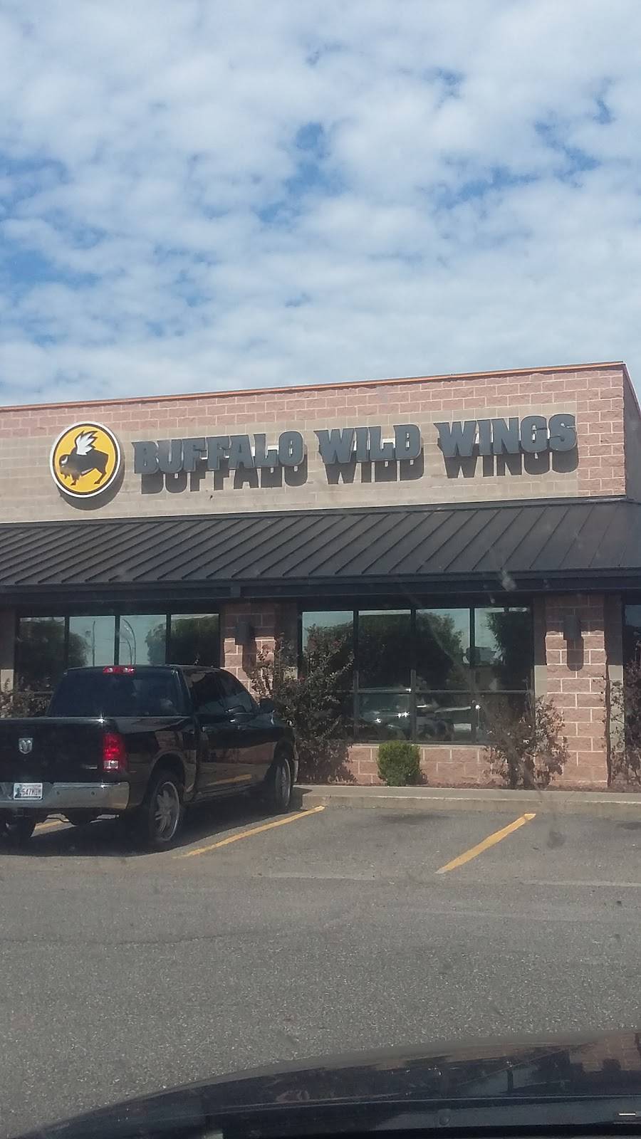 Buffalo Wild Wings | meal takeaway | 2601 South N Service Rd, Moore, OK 73160, USA | 4057949647 OR +1 405-794-9647