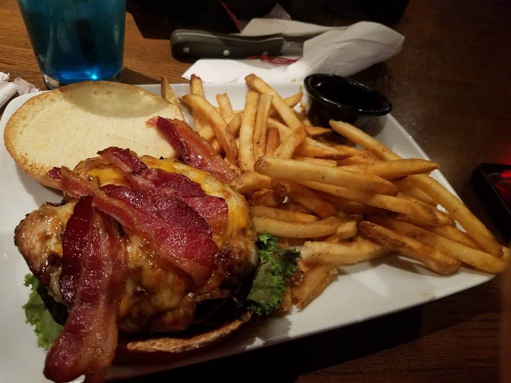 TGI Fridays | restaurant | 60 Forbes Rd, Braintree, MA 02184, USA | 7818483133 OR +1 781-848-3133