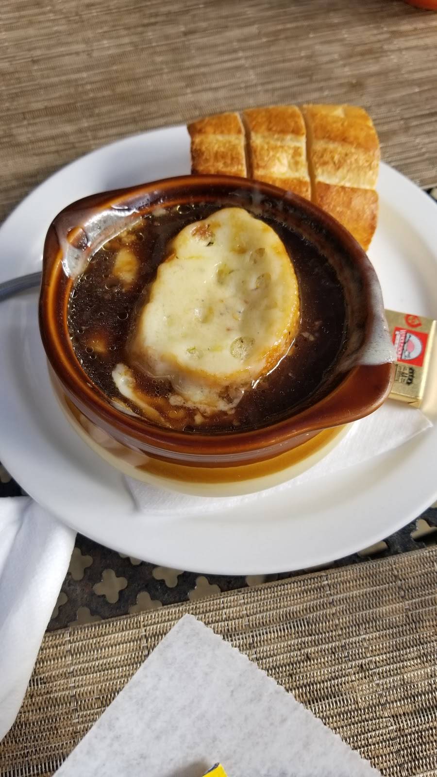 Hemingways Bistro | restaurant | 920 Bay St, Beaufort, SC 29902, USA | 8435214480 OR +1 843-521-4480