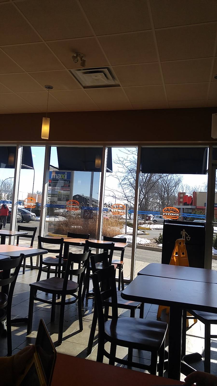 Harveys | restaurant | 14855 Boul de Pierrefonds, Pierrefonds, QC H9H 4M5, Canada | 5146961788 OR +1 514-696-1788