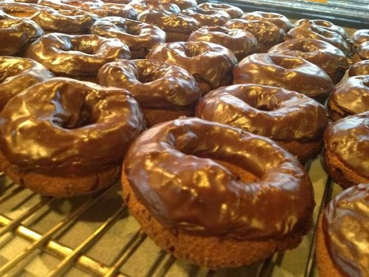 Donut Hut Cafe | bakery | 5816 S Lowell Blvd, Littleton, CO 80123, USA | 3037986296 OR +1 303-798-6296