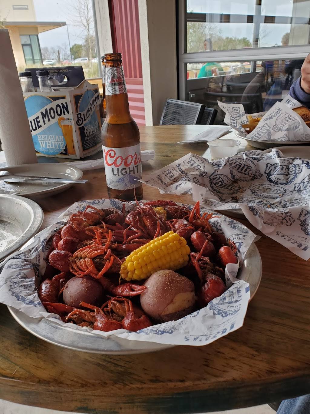 Willies Grill & Icehouse | restaurant | 1301 S IH 35 Frontage Rd, Georgetown, TX 78626, USA | 5127131313 OR +1 512-713-1313