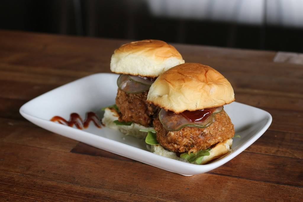 Syndicated Bar Theater Kitchen | restaurant | 40 Bogart St, Brooklyn, NY 11206, USA | 7183863399 OR +1 718-386-3399