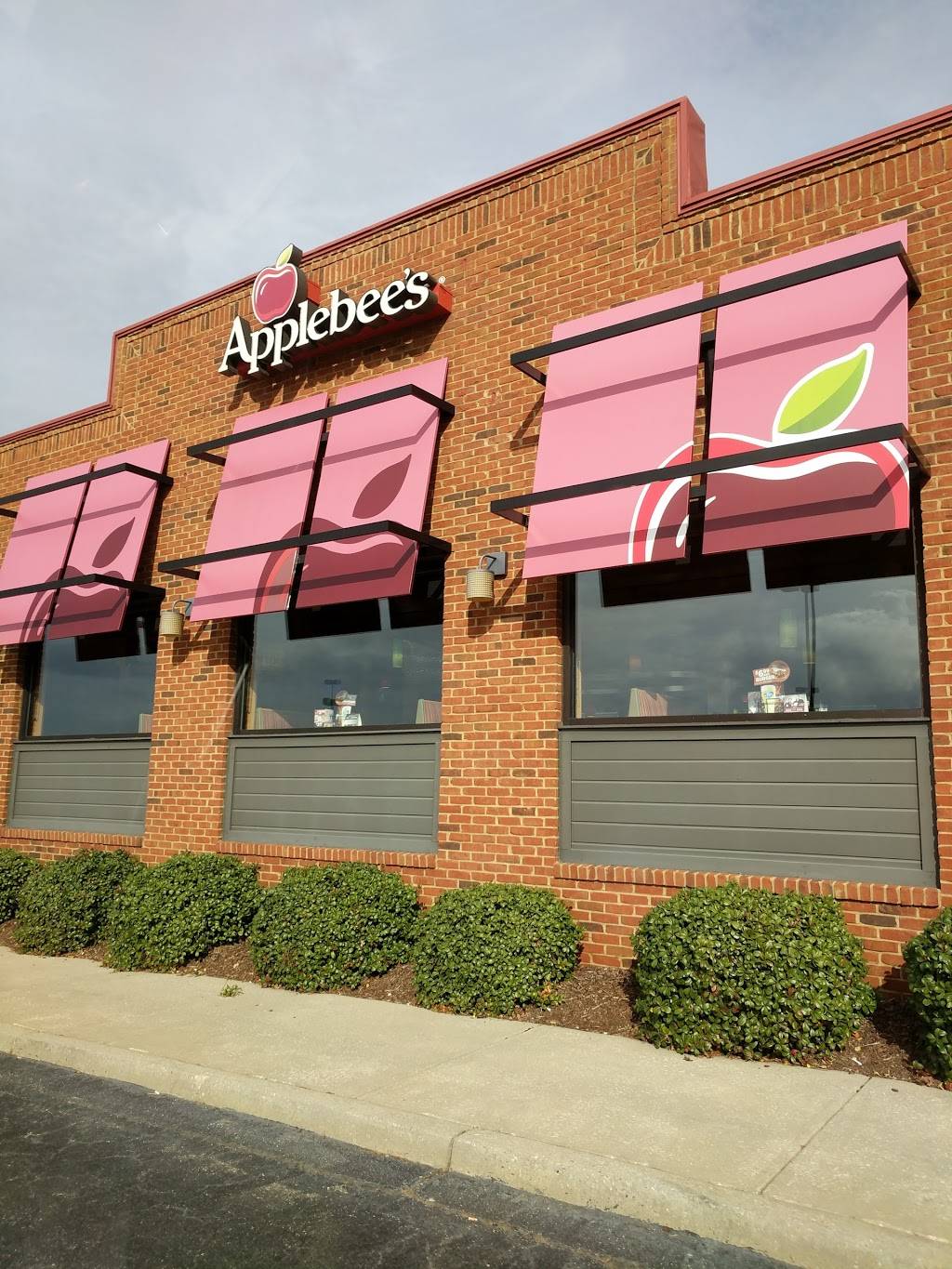 Applebees Grill + Bar | restaurant | 1627-34 Opelika Rd, Auburn, AL 36830, USA | 3348877747 OR +1 334-887-7747