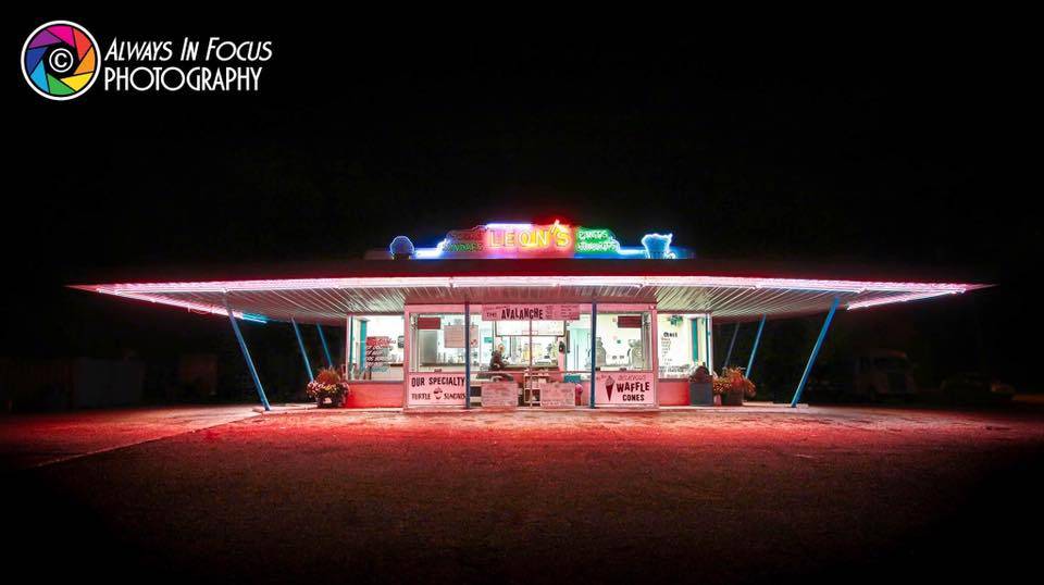 Leons Frozen Custard | restaurant | 121 W Murdock Ave, Oshkosh, WI 54901, USA | 9202317755 OR +1 920-231-7755