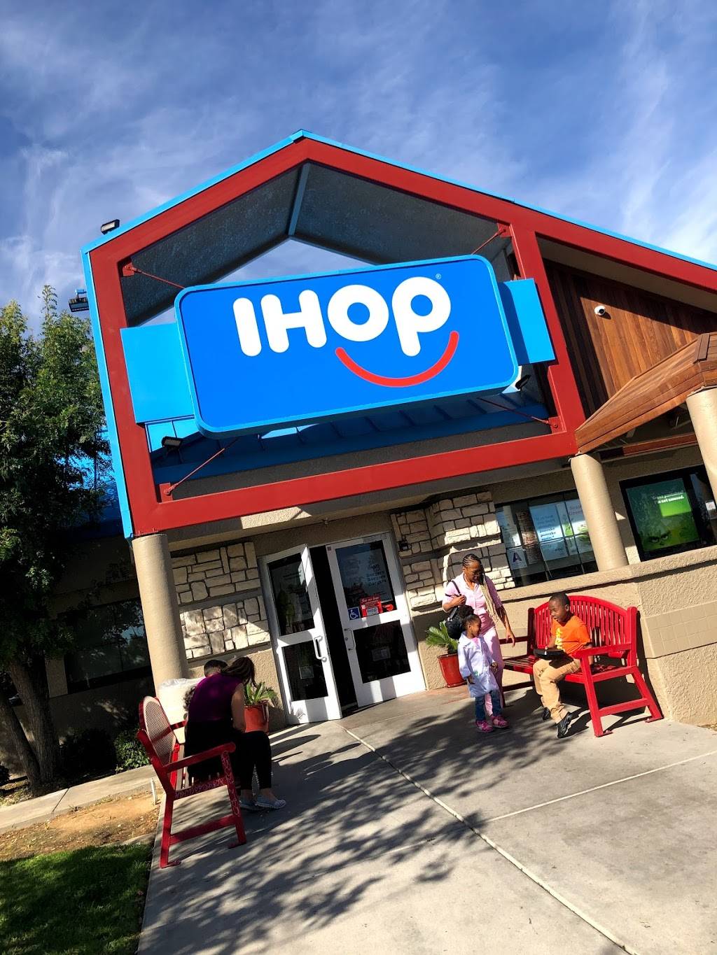 IHOP | restaurant | 24318 Hemlock Ave, Moreno Valley, CA 92557, USA | 9512421522 OR +1 951-242-1522
