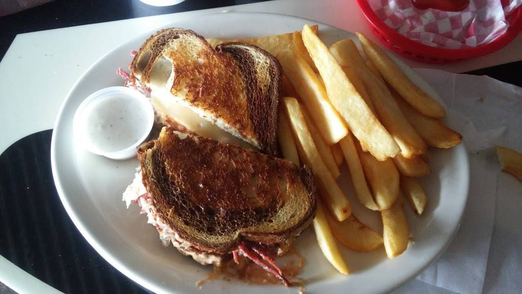 Tackle Box Bar & Grill | restaurant | 379 E Park Ave, Chico, CA 95928, USA | 5303457499 OR +1 530-345-7499