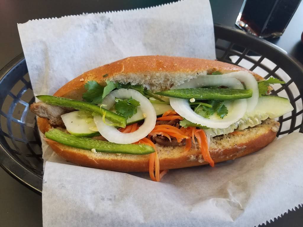 Bun Mee Phan | restaurant | 4011 N Oak Trafficway, Kansas City, MO 64116, USA | 8165996603 OR +1 816-599-6603