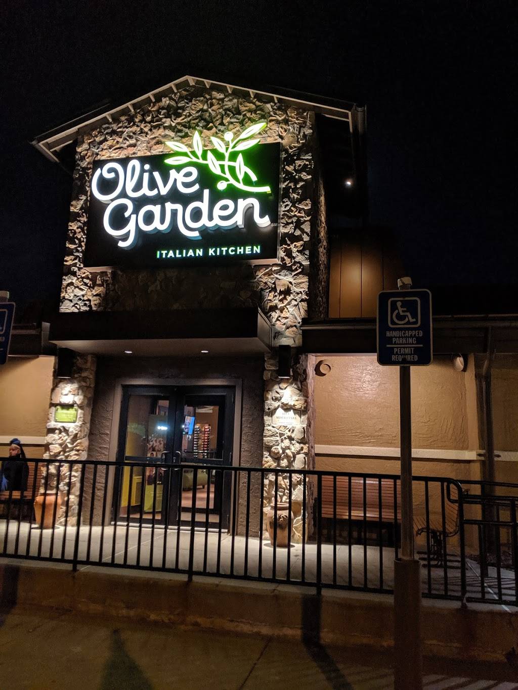Olive Garden Italian Restaurant | meal takeaway | 100 Paddy Creek Cir, Rochester, NY 14615, USA | 5858655610 OR +1 585-865-5610