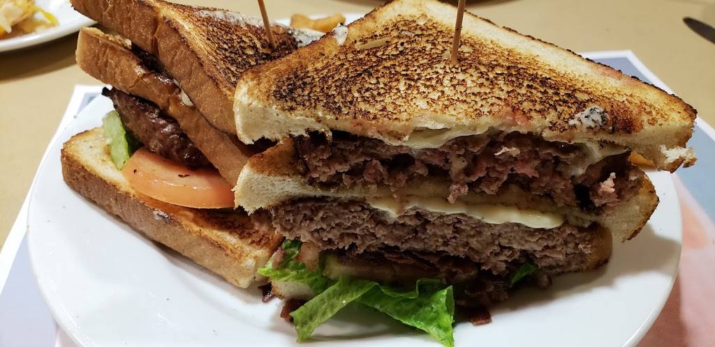 Newport Creamery | meal takeaway | 208 W Main Rd, Middletown, RI 02842, USA | 4018462767 OR +1 401-846-2767