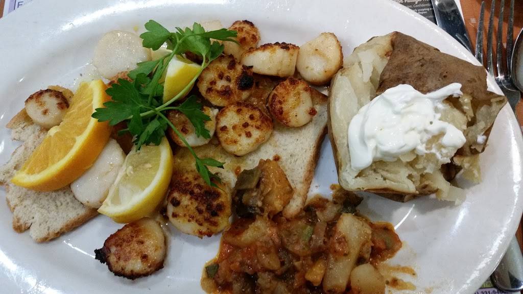 Golden Dolphin Diner | restaurant | 365 Main St, Huntington, NY 11743, USA | 6313519680 OR +1 631-351-9680