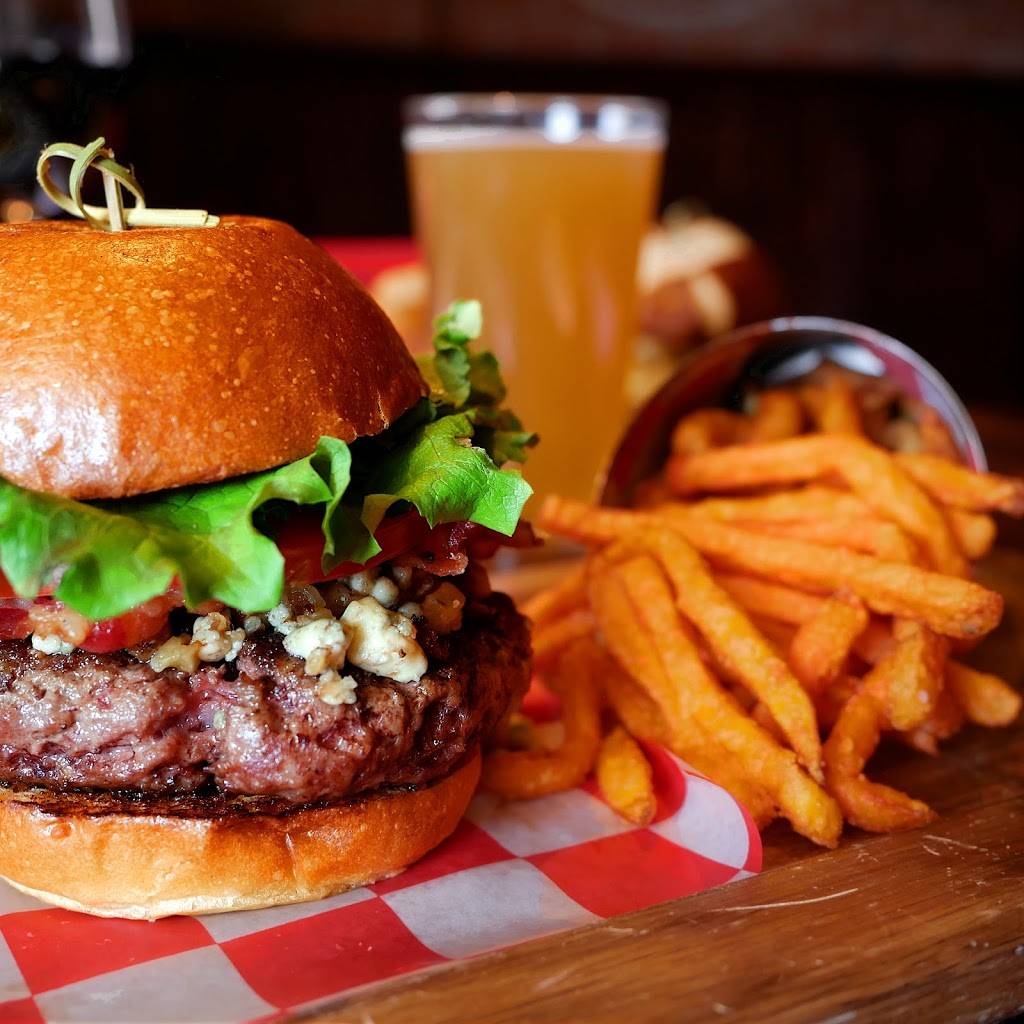 Union Burger Bar | restaurant | 40 Bowden Square, Southampton, NY 11968, USA | 6313773323 OR +1 631-377-3323