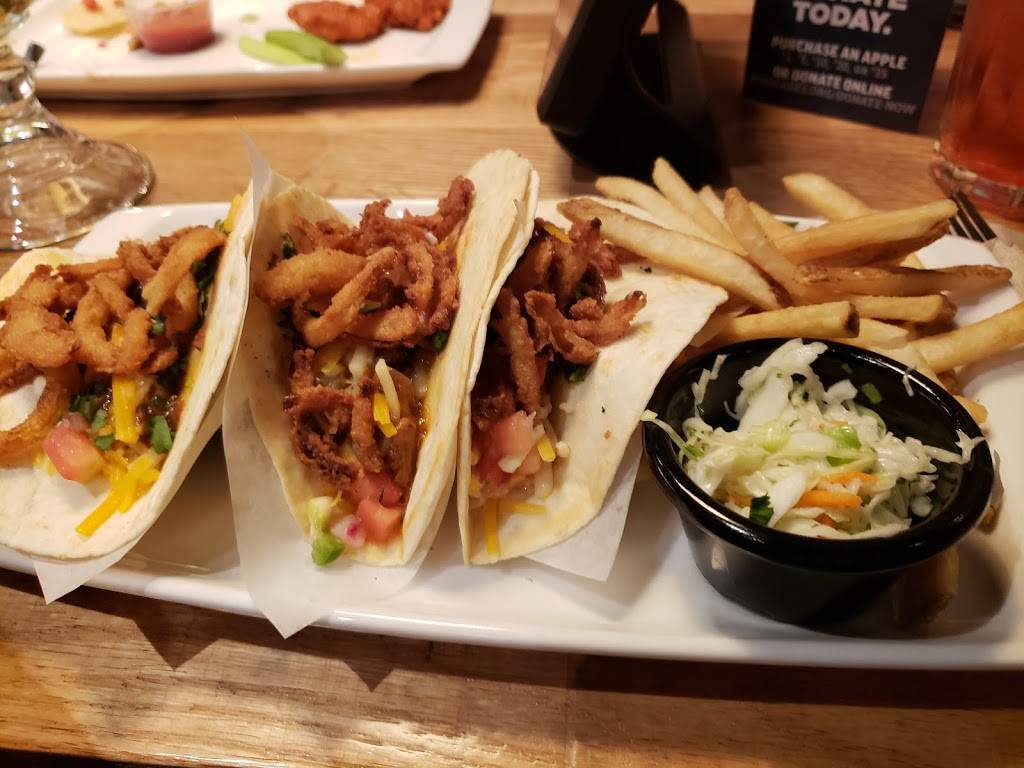 Applebees Grill + Bar | restaurant | 1834 Miller Park Way, Milwaukee, WI 53219, USA | 4146450946 OR +1 414-645-0946