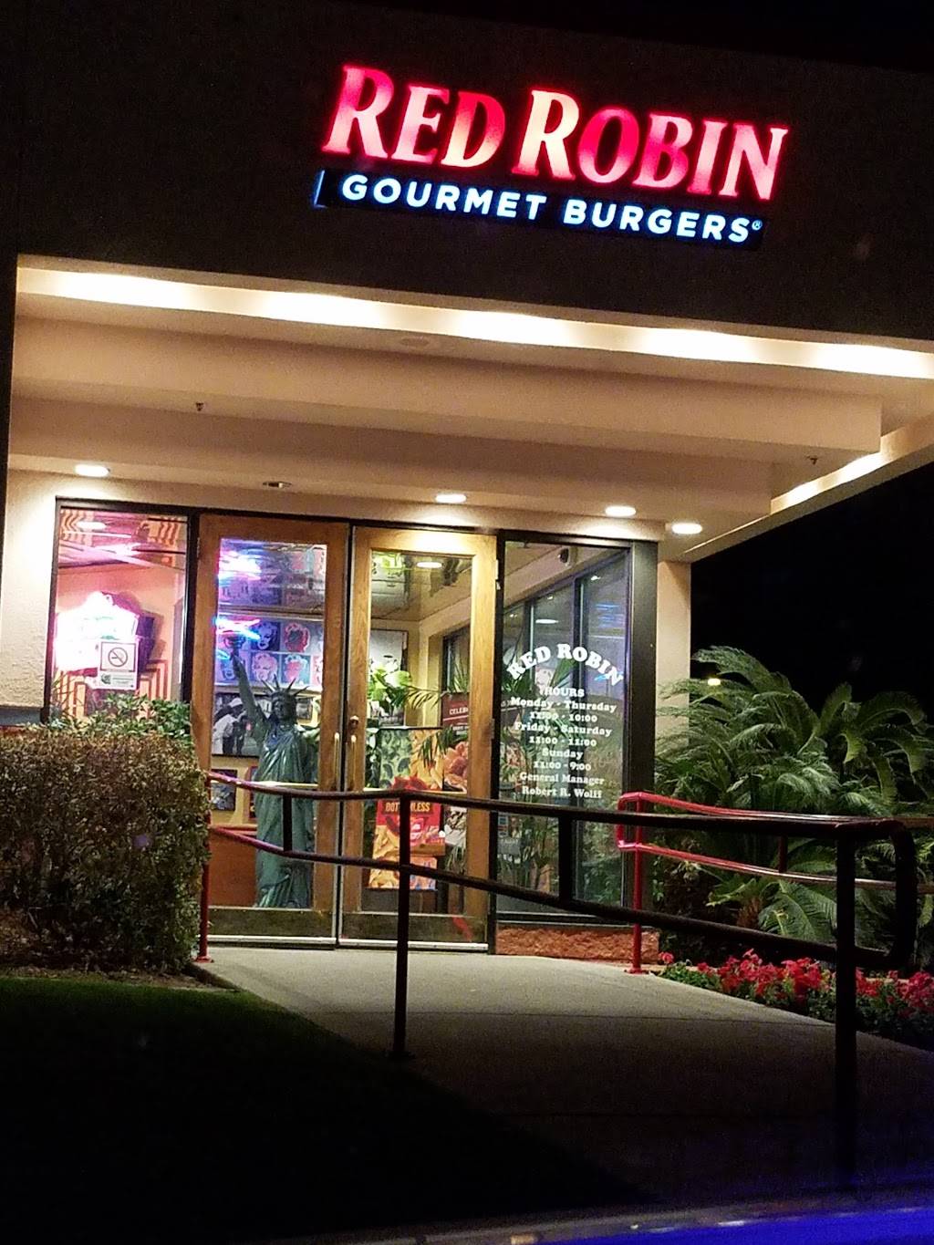 Red Robin Gourmet Burgers and Brews | restaurant | 1375 W Elliot Rd, Tempe, AZ 85284, USA | 4809409900 OR +1 480-940-9900