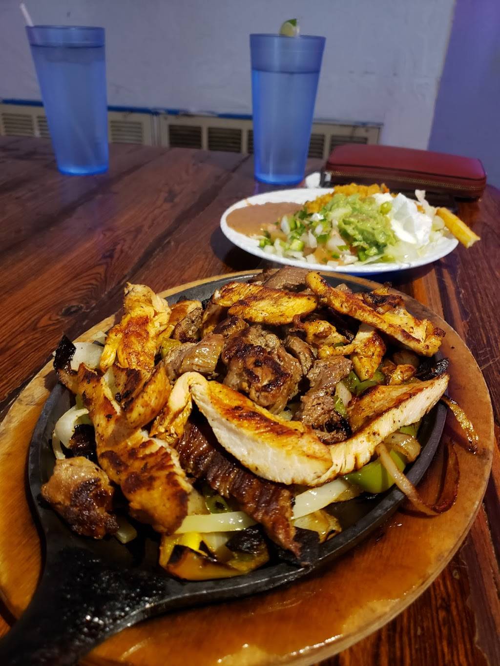 El Tiburón Seafood & Grill | restaurant | 5522 Columbia Ave, Dallas, TX 75214, USA | 2142382955 OR +1 214-238-2955