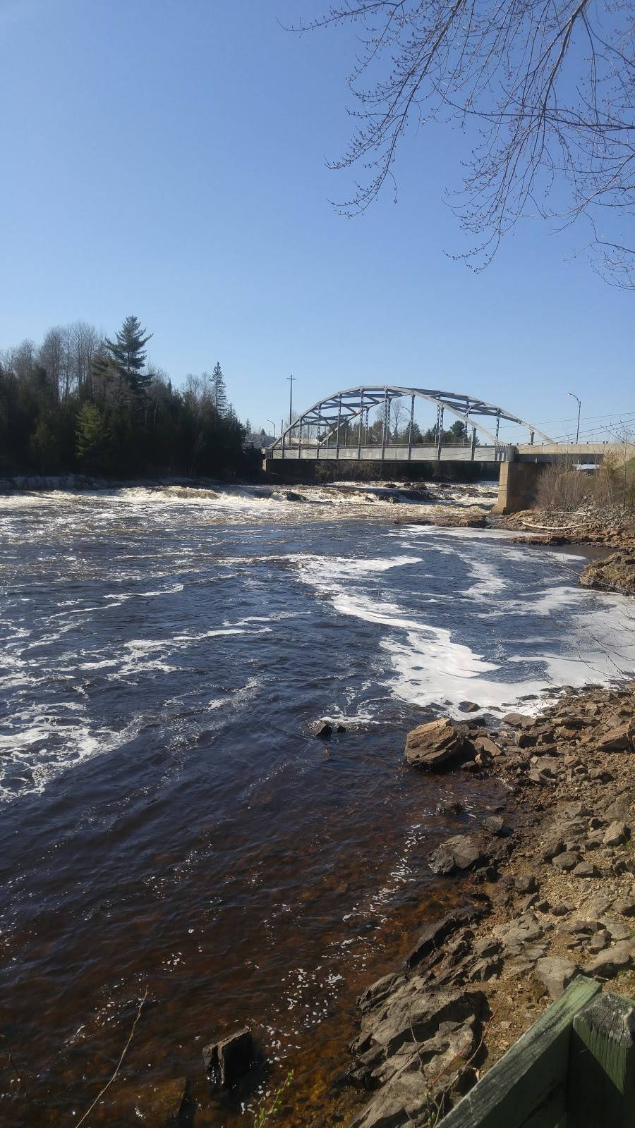 Casse-Croute Au Pignon Vert | meal takeaway | 1247 Trans-Canada Hwy, Grand-Remous, QC J0W 1E0, Canada | 8194382012 OR +1 819-438-2012