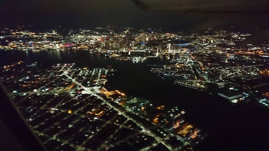 Dine Boston Bar & Grille | restaurant | 1 Harborside Dr, East Boston, MA 02128, USA | 6175675700 OR +1 617-567-5700