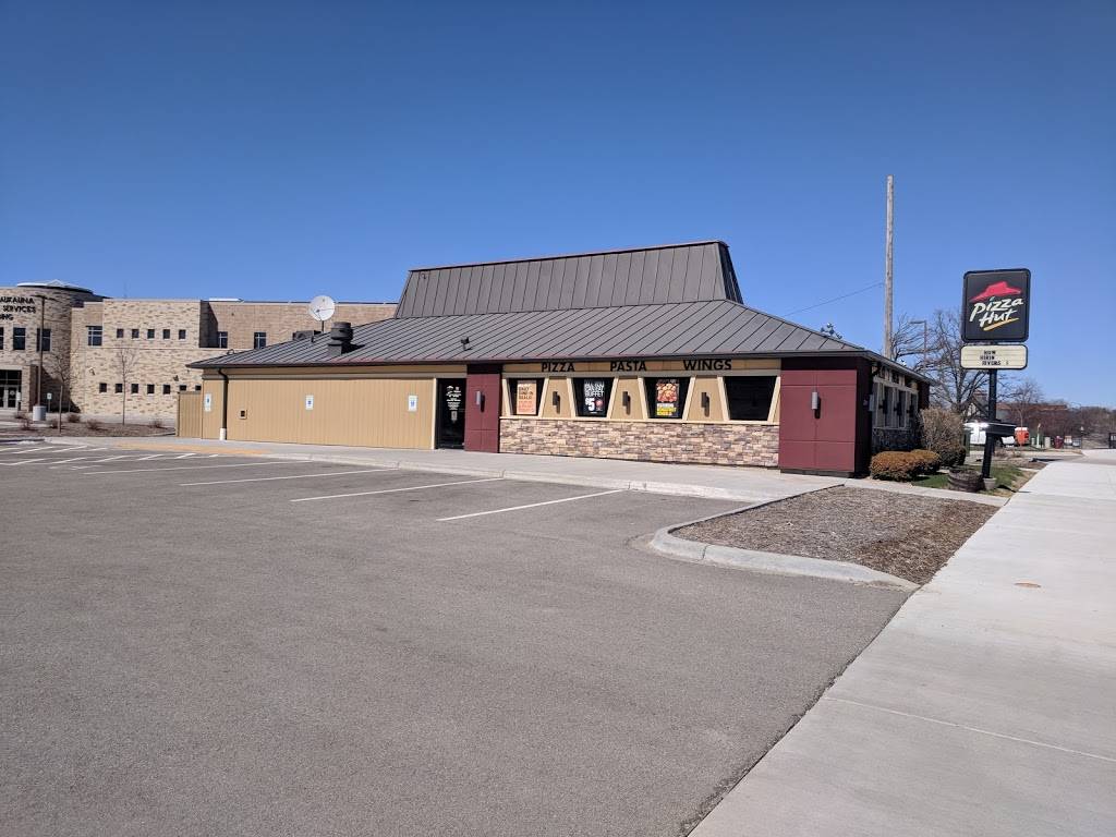 Pizza Hut | meal takeaway | 175 Main Ave, Kaukauna, WI 54130, USA | 9207660111 OR +1 920-766-0111