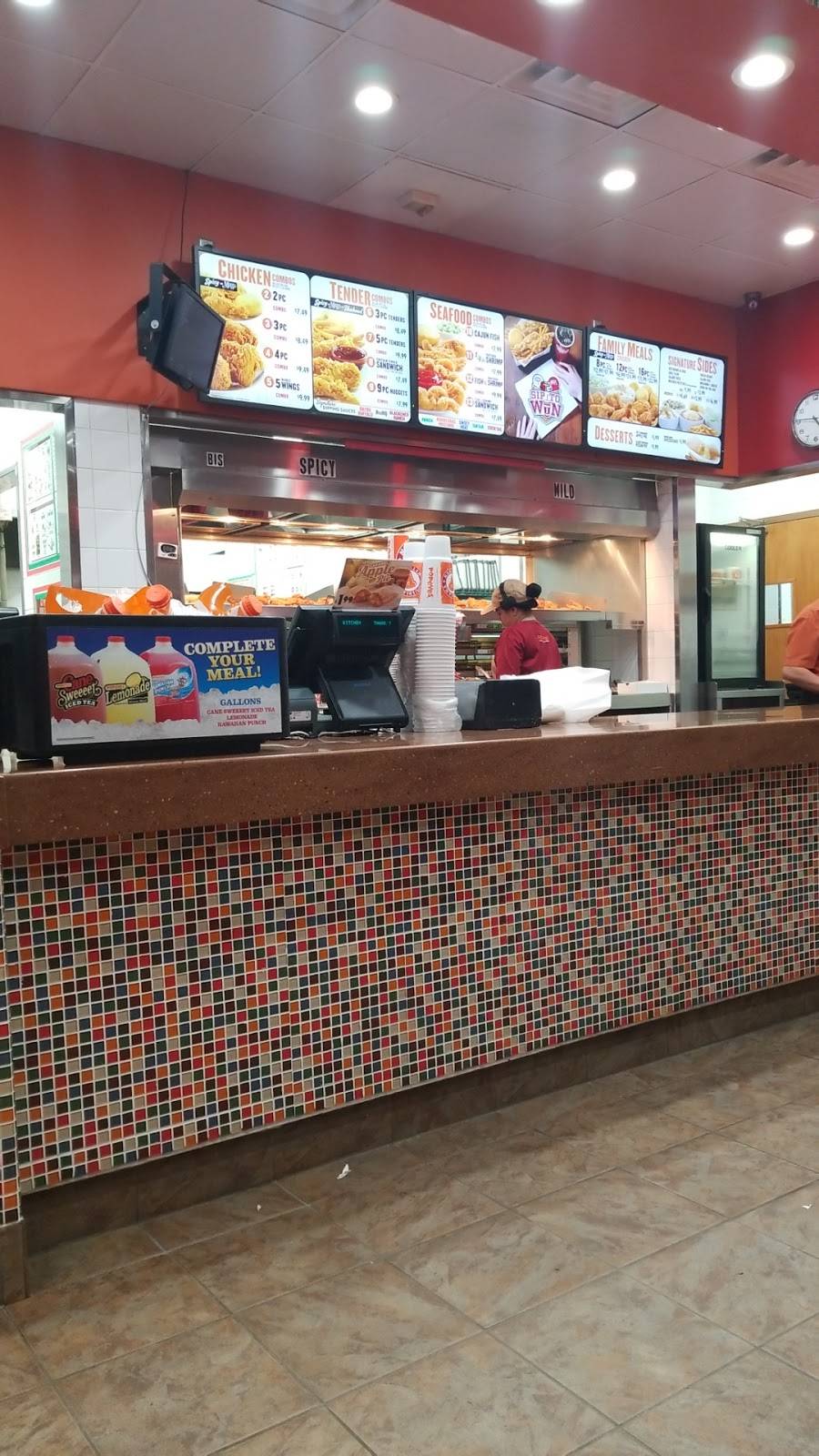 Popeyes Louisiana Kitchen | restaurant | 1636 Grand Ave, Baldwin, NY 11510, USA | 5163772940 OR +1 516-377-2940