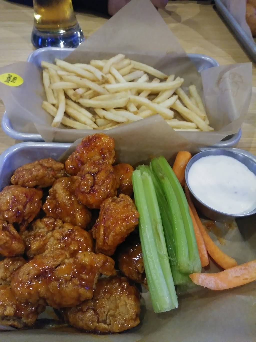 Buffalo Wild Wings | restaurant | 3401 Dale Rd #830, Modesto, CA 95356, USA | 2095309464 OR +1 209-530-9464