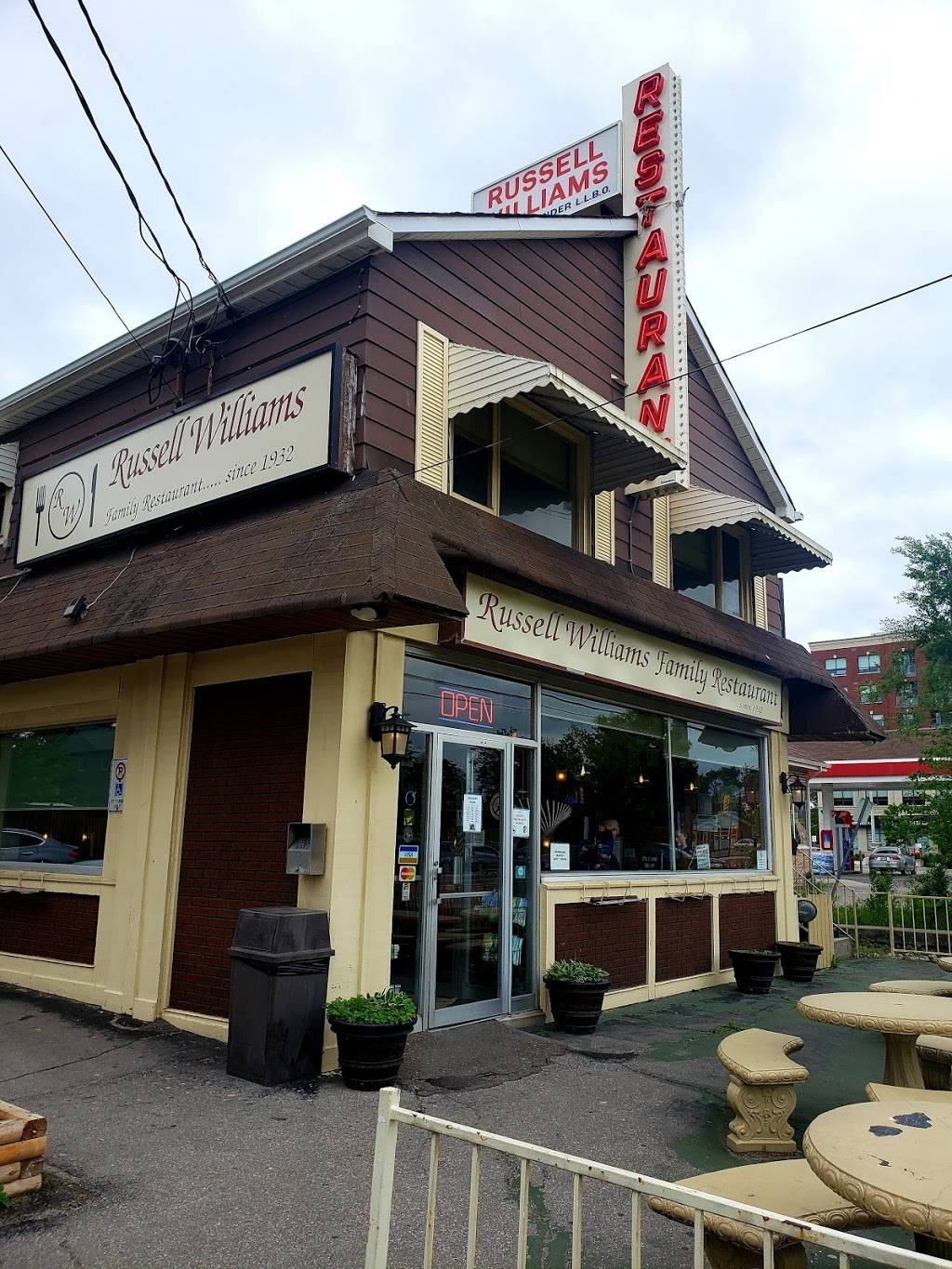 Russell Williams Restaurant | restaurant | 20 Plains Rd E, Burlington, ON L7T 2B9, Canada | 9056342929 OR +1 905-634-2929