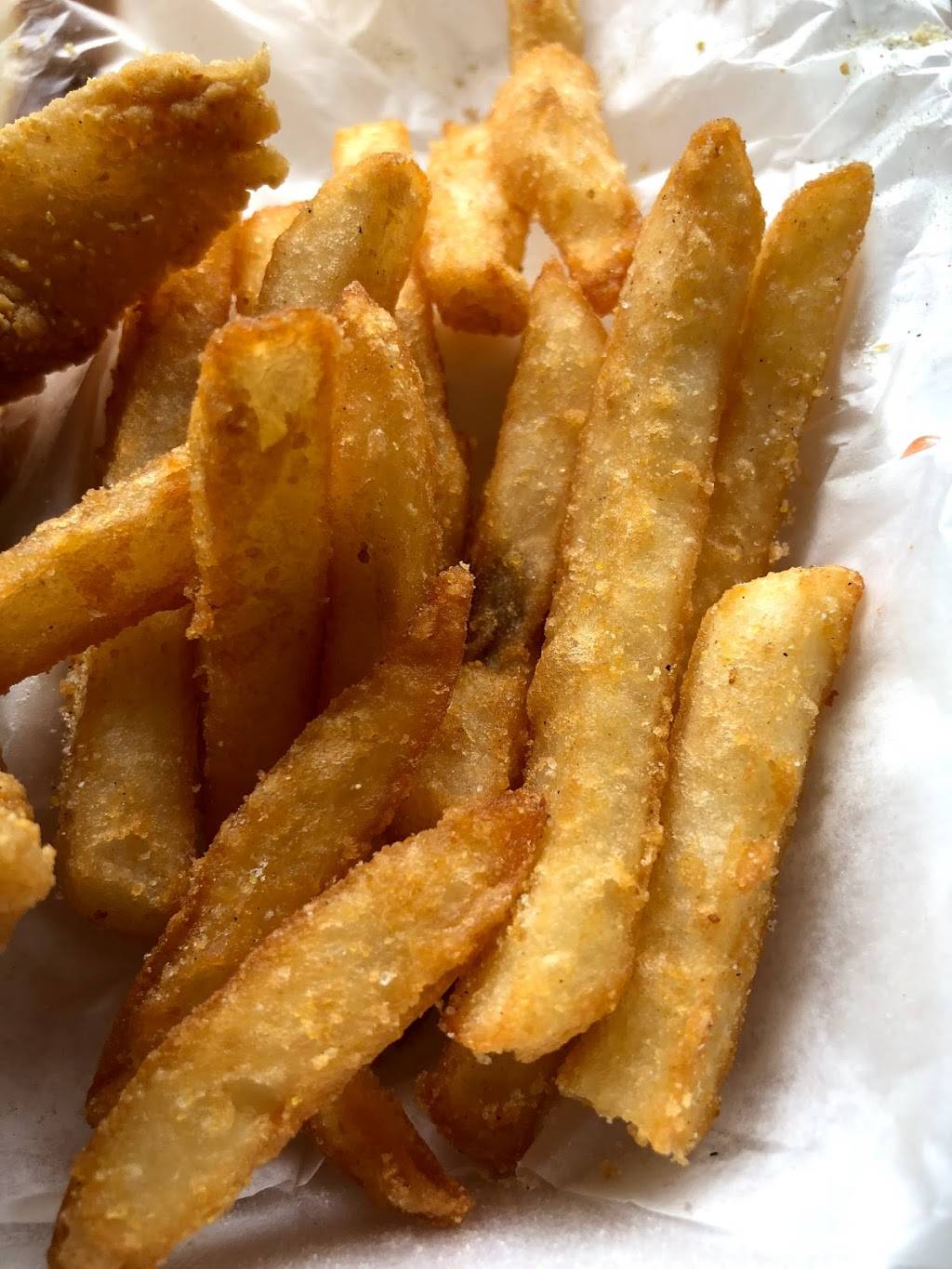 Sharks Fish & Chicken | restaurant | 250 E 35th St, Chicago, IL 60616, USA | 3122258700 OR +1 312-225-8700