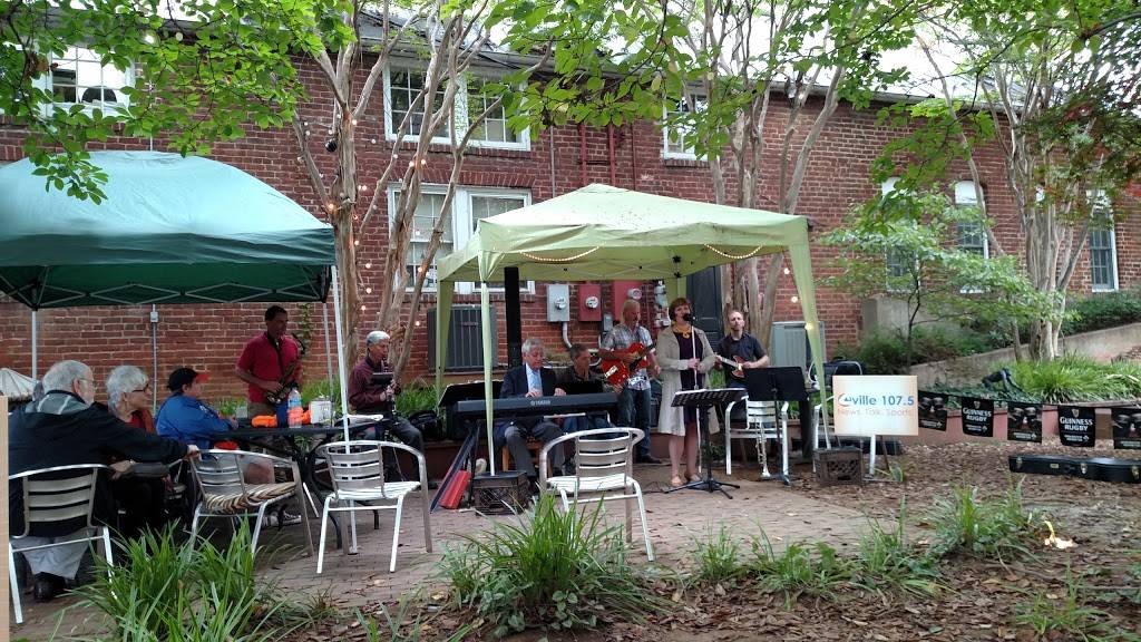 Tin Whistle Pub | restaurant | 609 E Market St, Charlottesville, VA 22902, USA | 4342028387 OR +1 434-202-8387