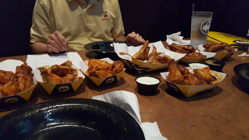 Buffalo Wild Wings | restaurant | 149 N York St, Elmhurst, IL 60126, USA | 6308322999 OR +1 630-832-2999