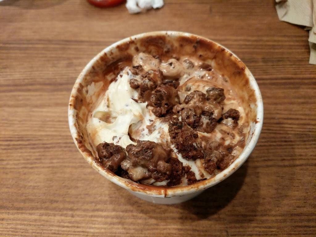 Shake Shack | restaurant | 660 Woodward Ave, Detroit, MI 48226, USA | 3136720501 OR +1 313-672-0501