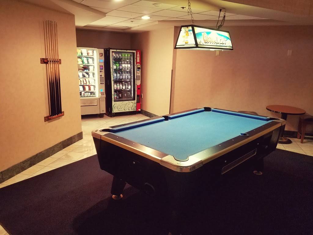 Center Square Restaurant and Bar | restaurant | 1 Pureland Dr, Swedesboro, NJ 08085, USA | 8564673322 OR +1 856-467-3322