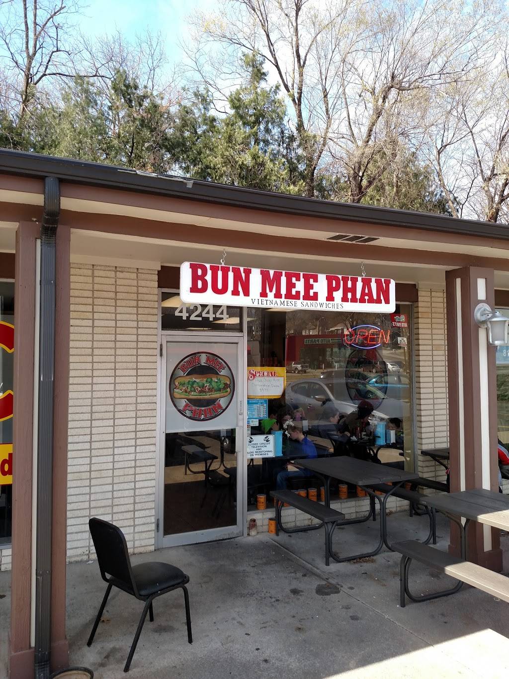 Bun Mee Phan | restaurant | 4011 N Oak Trafficway, Kansas City, MO 64116, USA | 8165996603 OR +1 816-599-6603