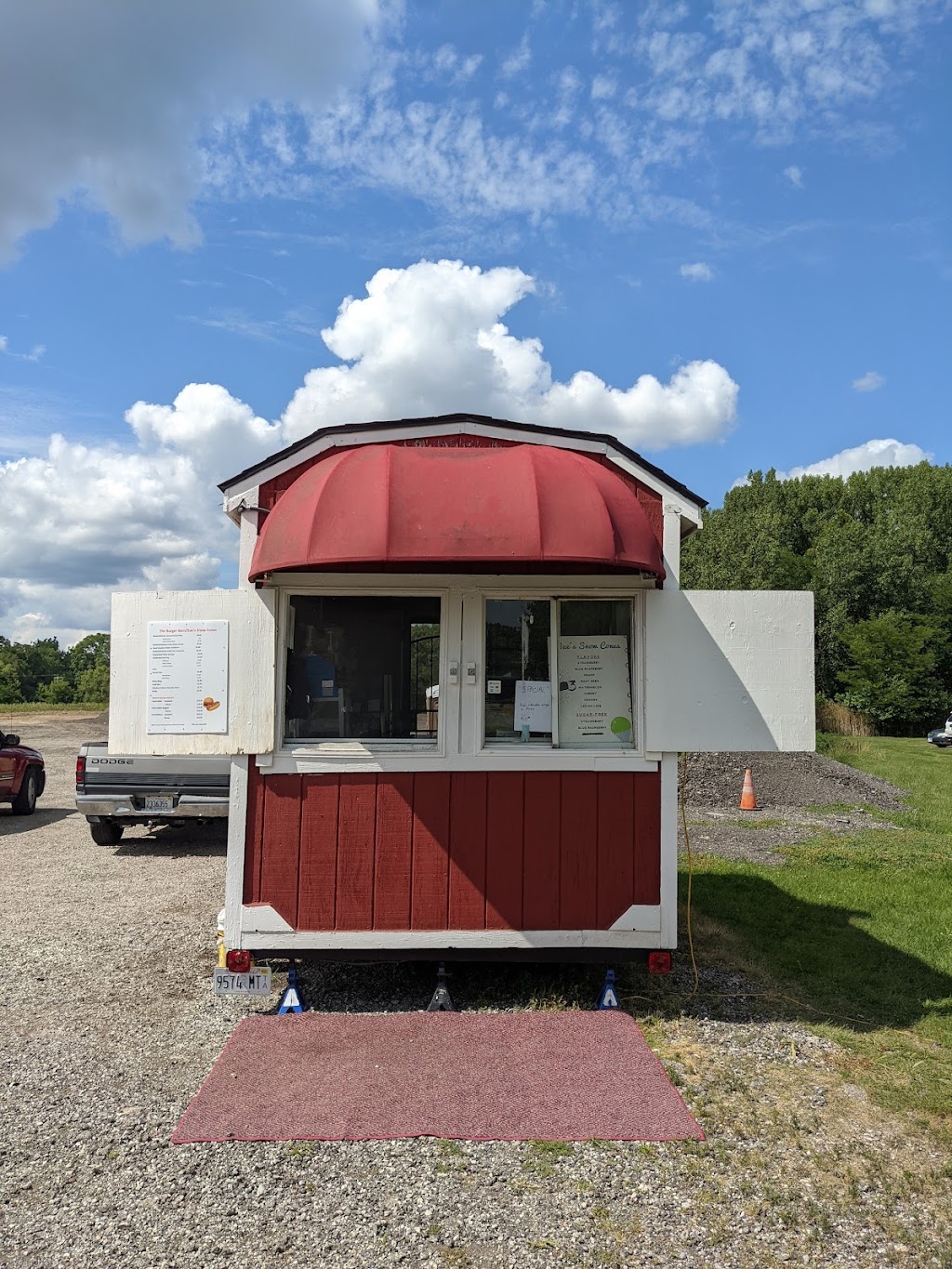 The Burger Barn/Sues Snow Cones | restaurant | 1190 W South Side Dr, Decatur, IL 62521, USA | 2173585011 OR +1 217-358-5011